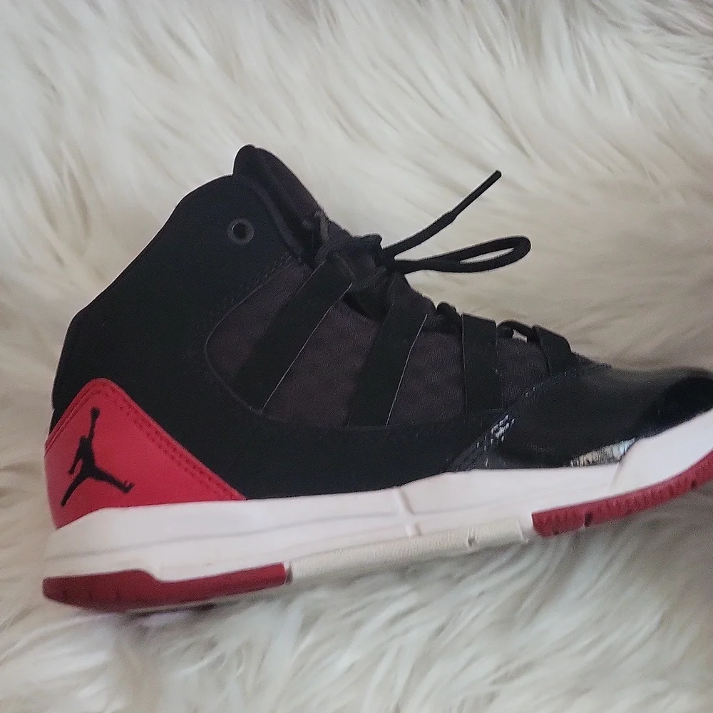 Air Jordan Max Aura PS 'Black Gym Red' Kids Youth Size 1